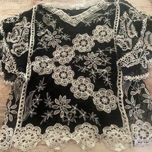 Stunning Auneliege Black & White Embroidery Classy Outspoken Blouse Size Medium